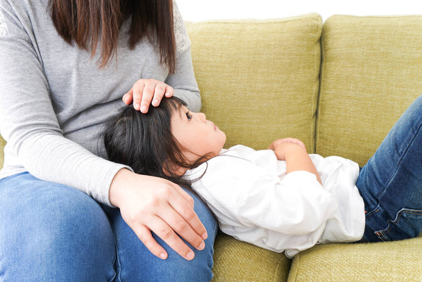 Дети с матерью простудились и легли на диван.  - Фото, изображение
