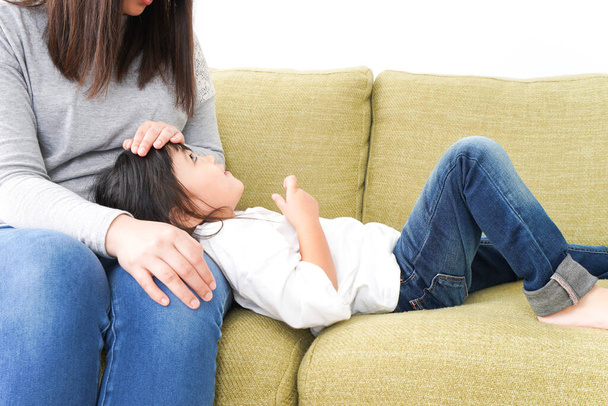 Crianças e mãe pegou um resfriado e deitado no sofá  - Foto, Imagem