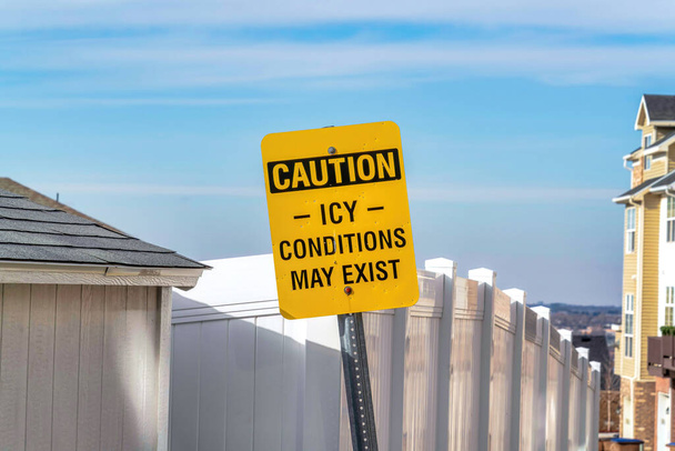 Precaução Icy condições maio Exista sinalização em um bairro ensolarado no inverno - Foto, Imagem