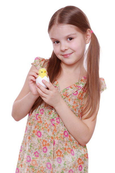 Girl holding a chicken egg - Fotoğraf, Görsel