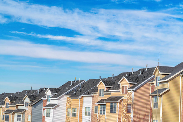 Městské domy exteriér v údolí proti obloze modré oblohy a mraků - Fotografie, Obrázek