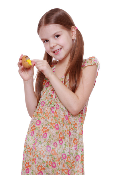 Girl holding a chicken egg - Foto, Imagem