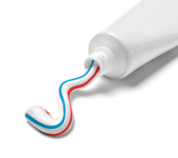 primer plano de un tubo de pasta de dientes sobre fondo blanco - Foto, Imagen
