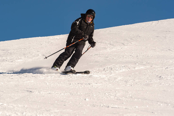 Pas de la Casa, Andorra: 2021 January 03: Young man skiing in the Pyrenees at the Grandvalira ski resort in Andorra in Covid19 time - Foto, imagen