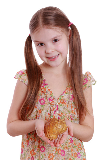 Little girl holding sea shell in her hands - Φωτογραφία, εικόνα