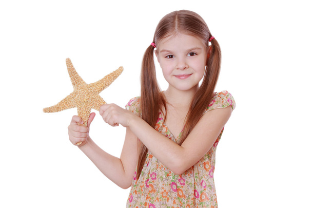 Girl holding starfish - Fotoğraf, Görsel