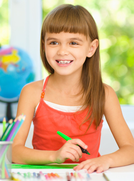 Petite fille dessine avec des crayons
 - Photo, image