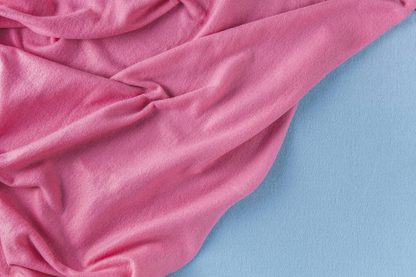 Twee gezellige plaid gemaakt van blauw en roze stof met een stapel ligt in mooie plooien. Textuur van zachte deken met pluizige pool. - Foto, afbeelding