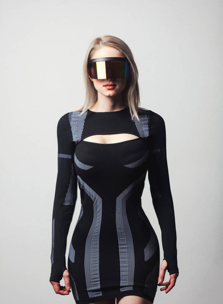 VR gözlüklü sarışın android kadın ve beyaz arka planda takım elbiseli..  - Fotoğraf, Görsel