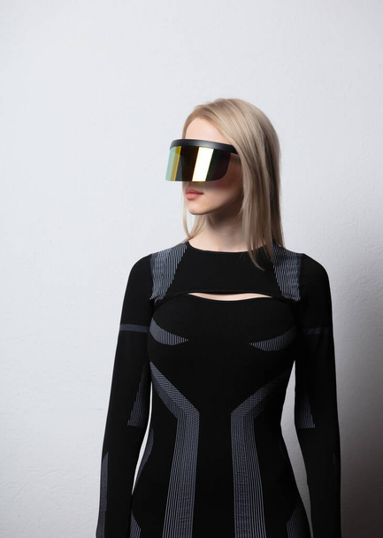Блондинка андроид женщина в очках VR и костюм на белом фоне.  - Фото, изображение