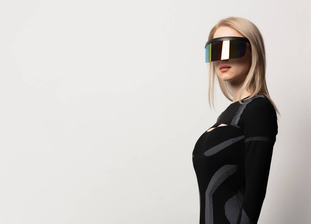 Blonde android femelle en VR lunettes et costume sur fond blanc.  - Photo, image