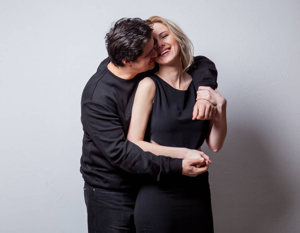 Kavkazský heterosexuální muž a žena v černém oblečení na bílém pozadí  - Fotografie, Obrázek