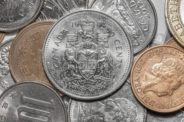Detroit, MI- 2020. december 21.: Kanadai 50 centes érme más érmékkel. - Fotó, kép