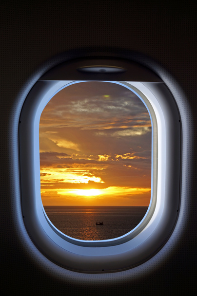 Jet fenêtre avion avec coucher de soleil vue sur le ciel
 - Photo, image