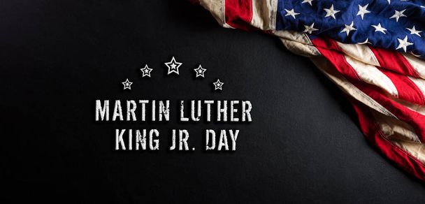 Dzień Martina Luthera Kinga. Amerykańska flaga na czarnym tle drewnianym - Zdjęcie, obraz