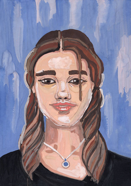 Ručně kreslený portrét evropské dívky v černé blůze. Věk 18-25 let. Hnědé vlasy po ramena s blonďatými prameny. Akrylové, olejové a gouachové malby. Modré strukturované pozadí. Na plakáty a pohlednice - Fotografie, Obrázek