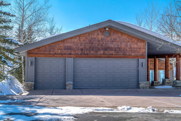 Gabled garage van thuis in Park City Utah met twee grijze deuren bij de ingang - Foto, afbeelding