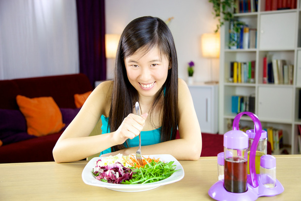 Menina americana chinesa pronta para começar a dieta com salada
 - Foto, Imagem