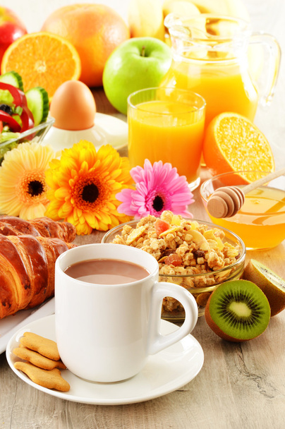 reggeli, kávé, gyümölcslé, croissant, saláta, müzli és tojás - Fotó, kép