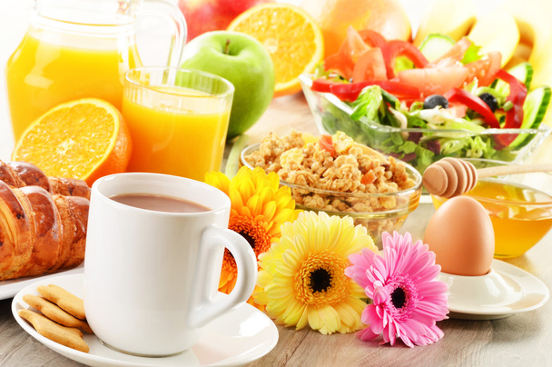 Café da manhã com café, suco, croissant, salada, muesli e ovo
 - Foto, Imagem
