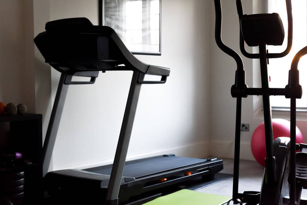 Équipement de fitness et de fitness dans un intérieur de gym à domicile - Photo, image