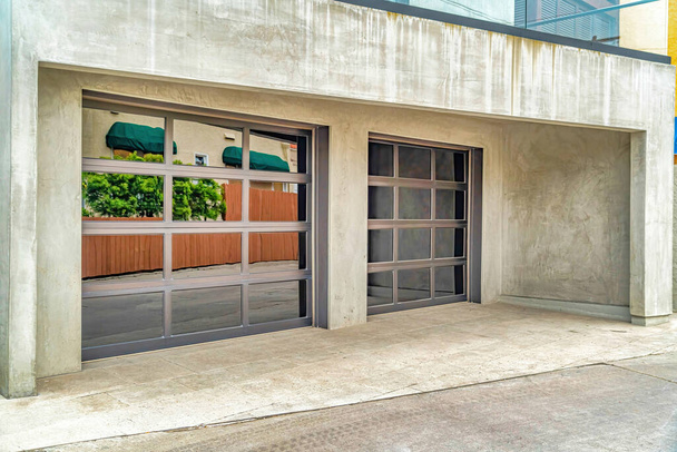 Bevestigd twee auto garage met glazen deuren aan de buitenkant van huis in Long Beach CA - Foto, afbeelding