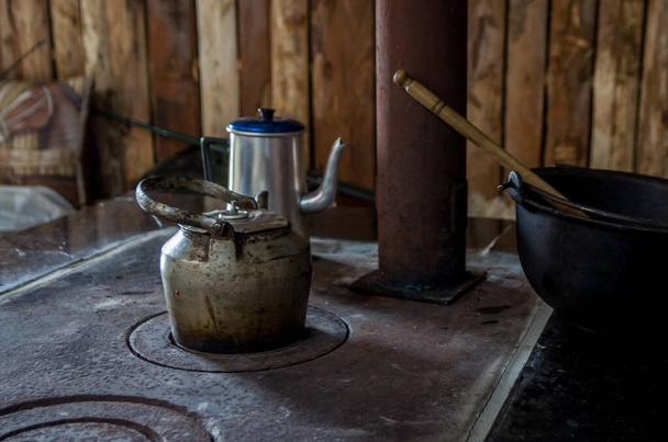 Bela chaleira de aço no fogão a lenha no campo - Foto, Imagem