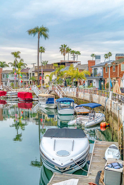 Small leisure boats docked at the canal of picturesque Long Beach California - Foto, Imagen