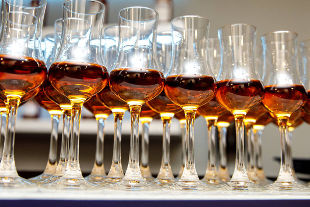Viele Gläser mit Cognac - Foto, Bild
