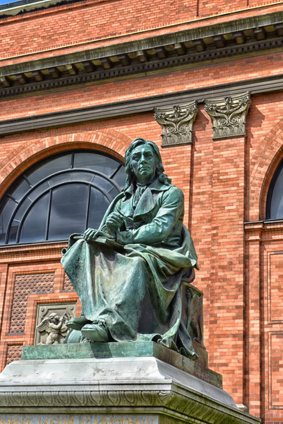 Kopenhag, Danimarka. 07-05-2016 Danimarka 'nın Kopenhag kentindeki Ny Carlsberg Glyptotek sanat müzesinin önündeki heykel. - Fotoğraf, Görsel
