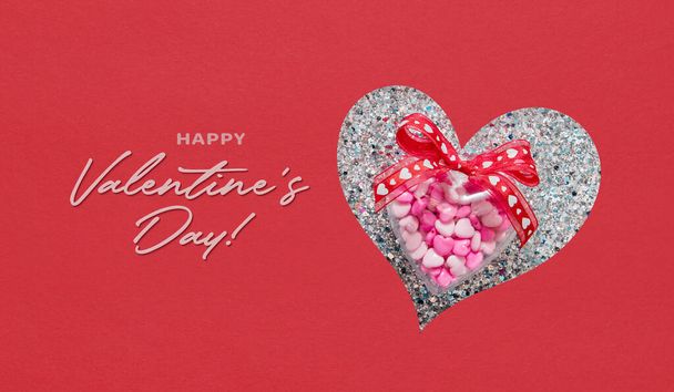Feliz dia dos namorados texto do cartão e forma do coração cortado em papel com glitter - Foto, Imagem