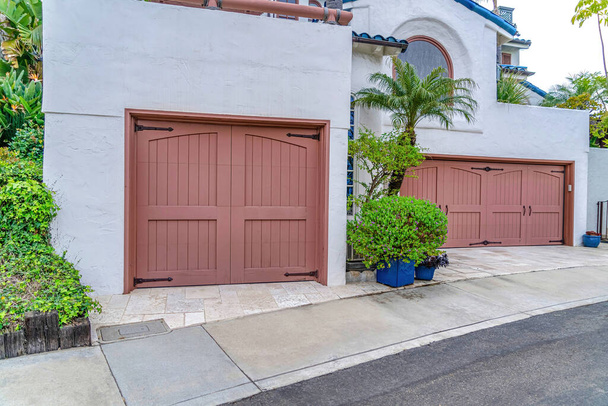 Kahverengi ahşap garaj kapıları San Diego California 'daki evimizin cephesinde görülüyor. - Fotoğraf, Görsel