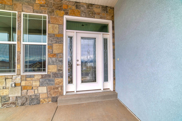 Κομψό γυαλί μπροστινή πόρτα με θέα και παράθυρο transom στο σπίτι πρόσοψη - Φωτογραφία, εικόνα