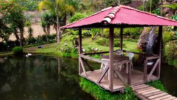 Una hermosa palapa sobre un lago tranquilo - Záběry, video