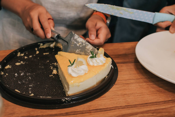 Trozos de delicioso pastel de limón casero con rodajas de limón y menta servidos en un plato blanco. Delicioso postre de frutas.concepto de alimentos - Foto, Imagen