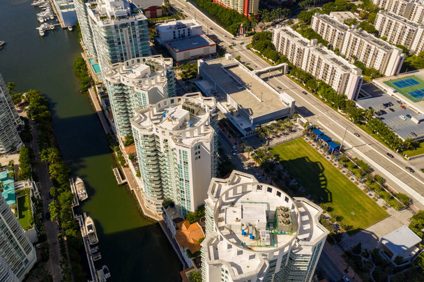Luftbild Gebäude an einem Kanal - Foto, Bild