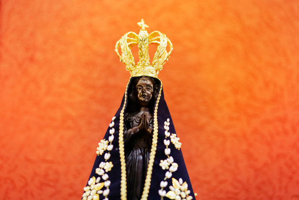 Standbeeld van het beeld van Onze Lieve Vrouw van Aparecida, moeder van God in de katholieke religie, beschermvrouwe van Brazilië - Foto, afbeelding