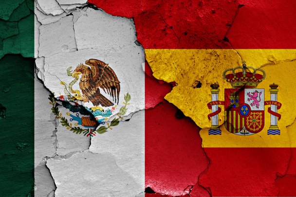 banderas de México y España pintadas sobre pared agrietada - Foto, Imagen