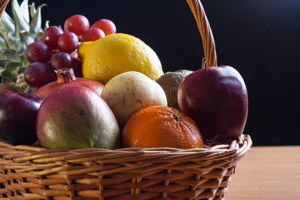 Корзина фруктов - Фото, изображение