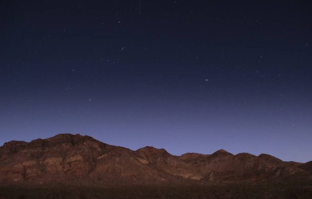 Небо зоряної ночі над горами поблизу Успалати (Мендоса, Аргентина).. - Фото, зображення