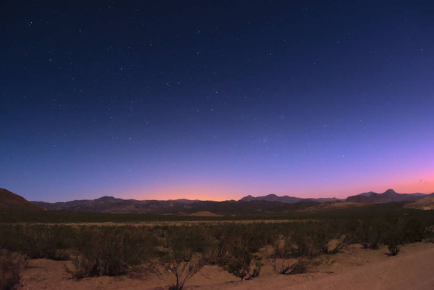 Cielo estrellado del crepúsculo sobre el desierto cerca de Uspallata, Mendoza, Argentina. - Foto, imagen
