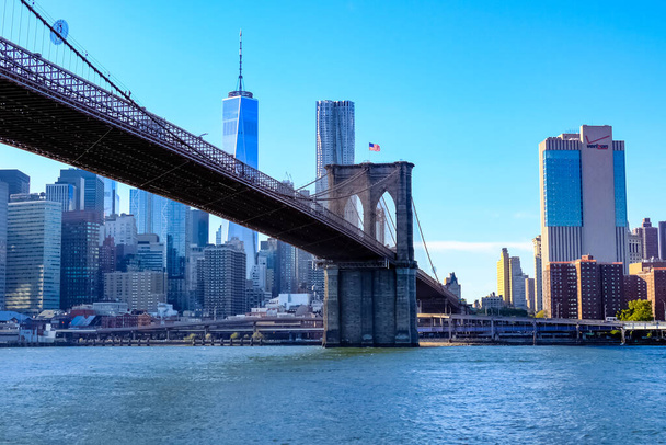 Brooklyn Köprüsü, New York 'ta Manhattan ve Brooklyn ilçeleri arasında East River boyunca uzanan bir köprüdür.. - Fotoğraf, Görsel