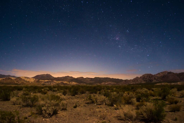 Sterrenhemel boven de woestijn bij Uspallata, Mendoza, Argentinië. - Foto, afbeelding