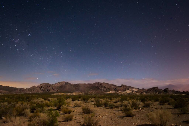 Cielo nocturno estrellado sobre el desierto cerca de Uspallata, Mendoza, Argentina. - Foto, imagen