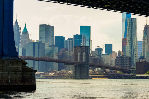 Brooklyn Köprüsü, New York 'ta Manhattan ve Brooklyn ilçeleri arasında East River boyunca uzanan bir köprüdür.. - Fotoğraf, Görsel