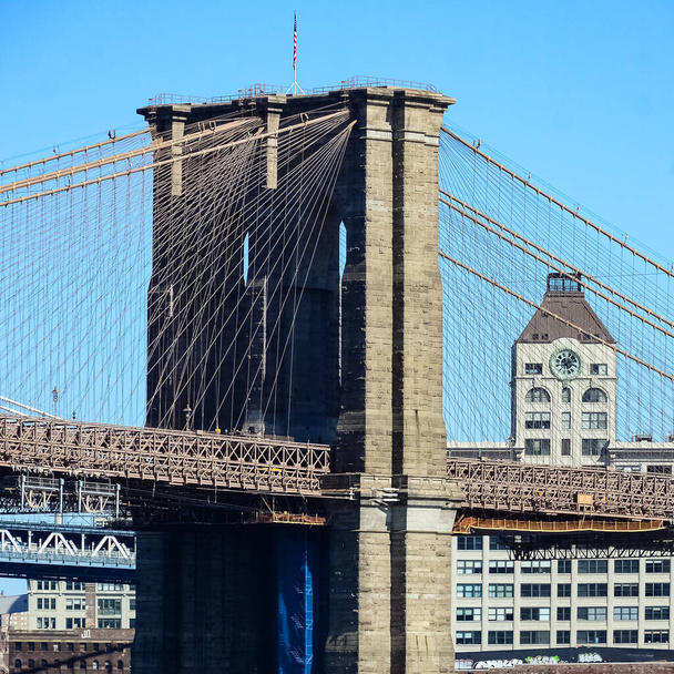 Die Brooklyn Bridge ist eine Brücke in New York City, die den East River zwischen den Bezirken Manhattan und Brooklyn überspannt. - Foto, Bild