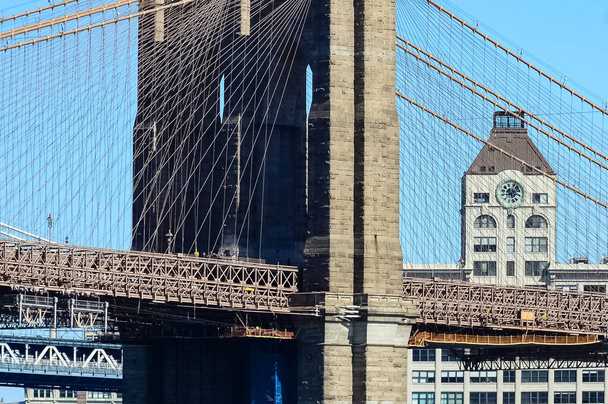 Бруклинский мост является мостом в Нью-Йорке, охватывающим Ист-Ривер между районами Манхэттен и Бруклин.. - Фото, изображение