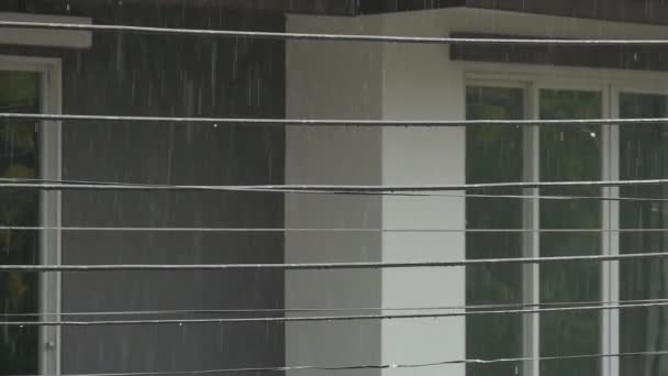 lluvia de cámara lenta cayendo, cable de alimentación de alambre en tiempo lluvioso - Imágenes, Vídeo