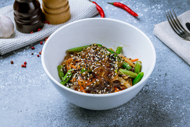 Rice noodles with vegetables - Foto, immagini