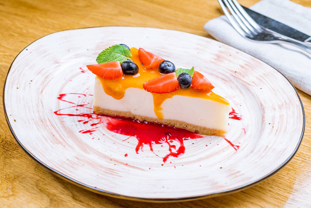 Classic cheesecake with strawberry - Zdjęcie, obraz